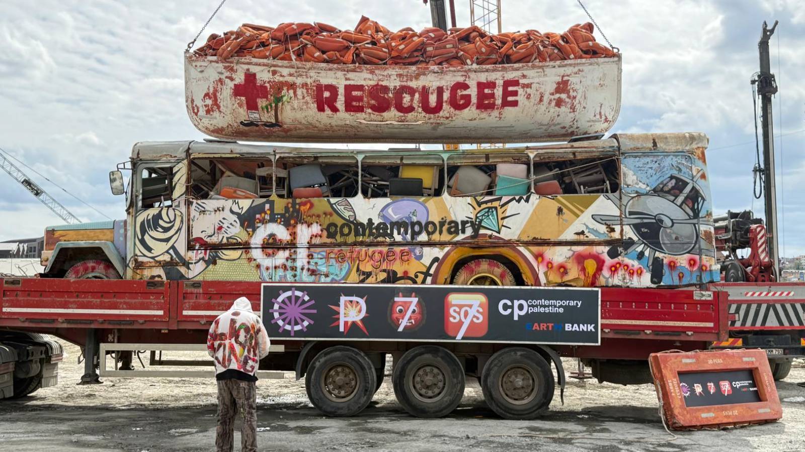 contemporary istanbulda kacak sokulan tir ve multeci botuyla filistin protestosu yapildi iste surpriz eylemden kareler cHhB1pLO