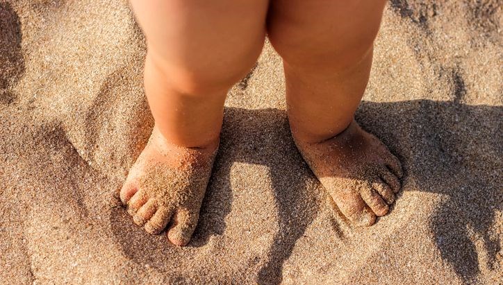 alti aylik bebegi sahilde unuttular donunce gozaltina alindilar Py3Yy7dm.jpg