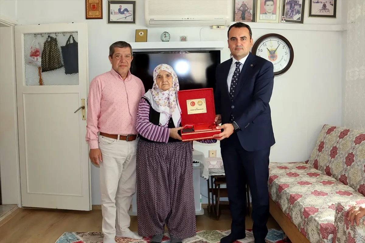 kaymakam celikten sehit ailesine ziyaret JSHP23Hc.jpg