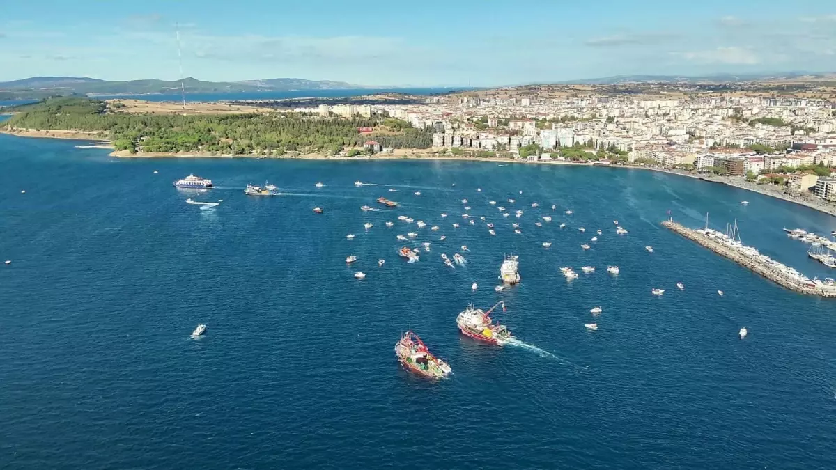 kuresel sumud filosuna destek icin turk ve filistin bayraklariyla donatilan teknelerden bogaz turu IiNTlQ1y