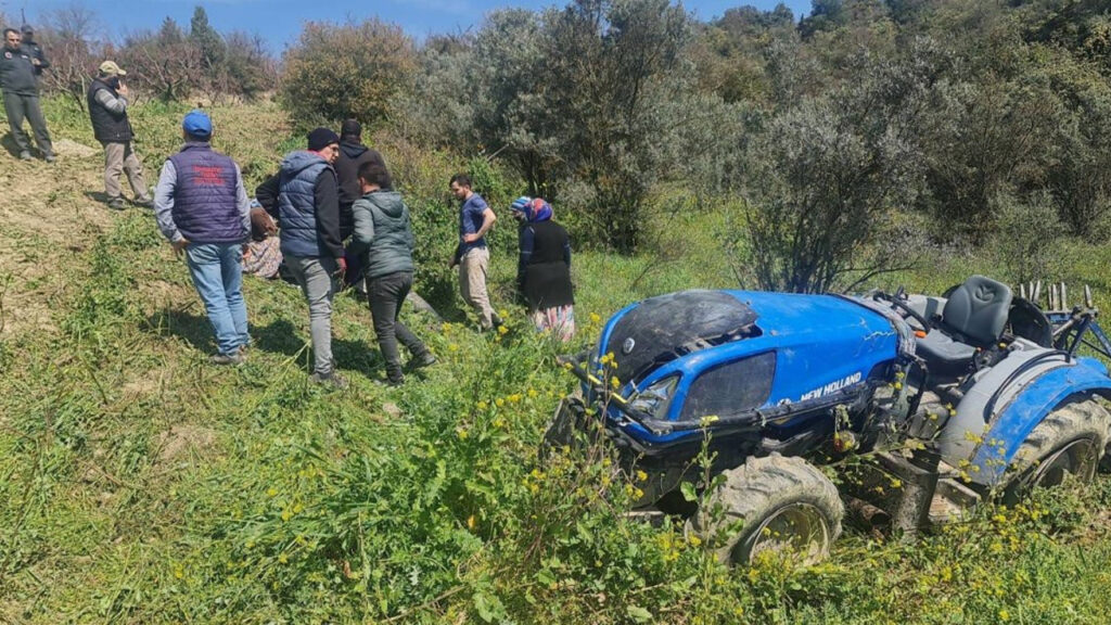 egimli-tarlayi-surerken-traktoruyle-takla-atti-COH9DOeR