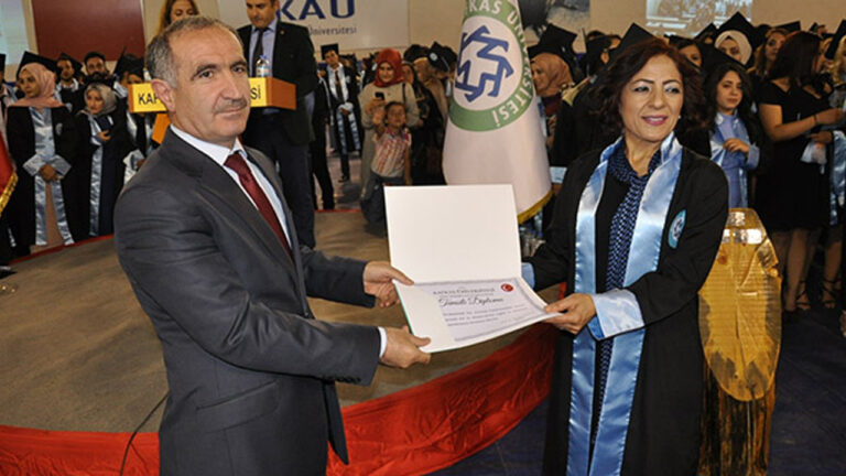 3-cocuk-annesi-kadin-universiteyi-okul-birincisi-olarak-tamamladi-QpDQxr2t