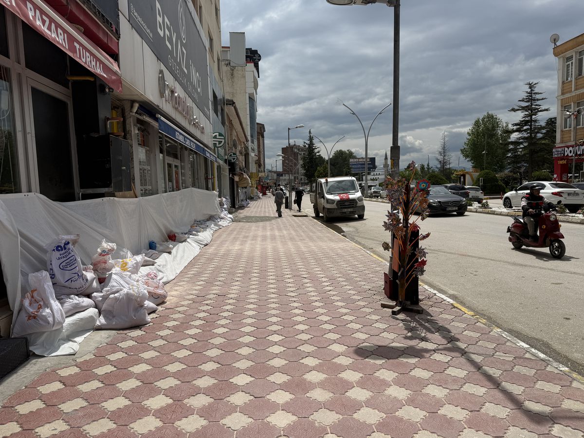 Almus Barajı Taşkın Riski Nedeniyle Turhal’da Esnaflar Dükkanlarını Kapatma Kararı Aldı