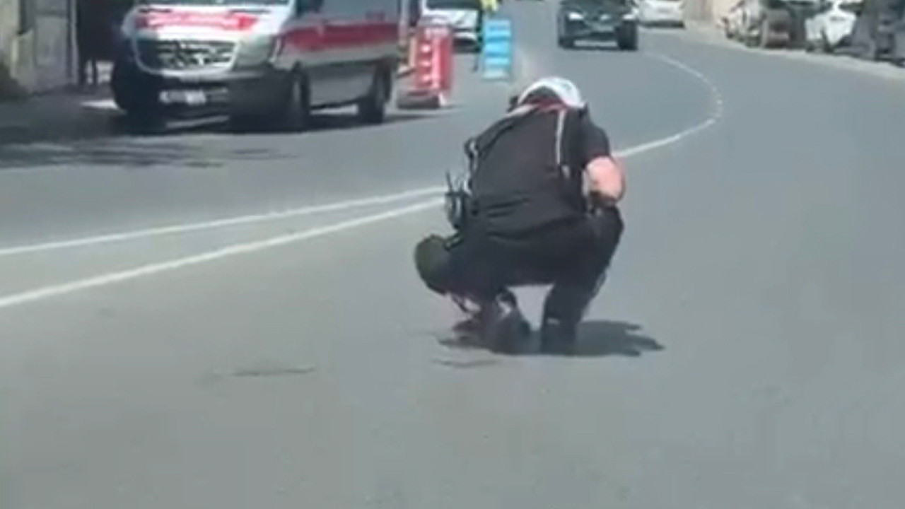izmirde-trafik-bir-anda-durdu-herkes-ne-oldugunu-merak-etti-polislerin-o-hareketi-alkis-jcL8NVjl