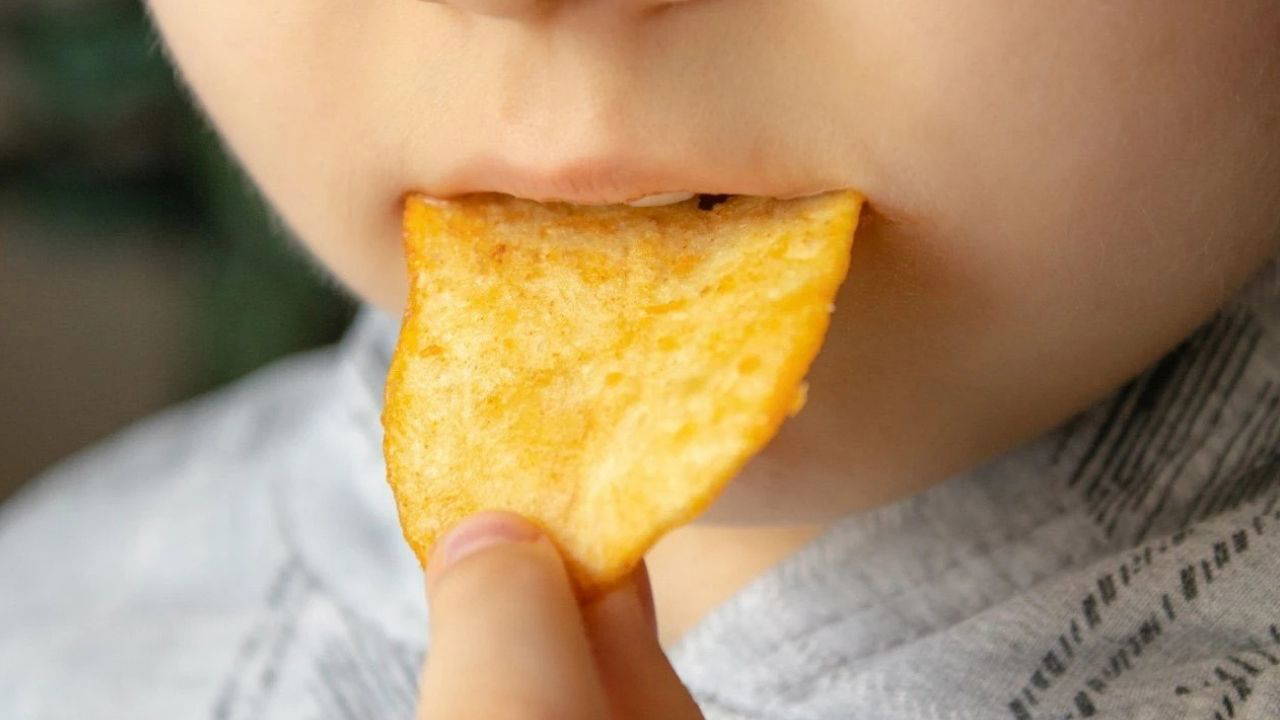 mutfaktaki-sinsi-tehlike-gunde-bir-paket-cips-demans-riskini-tetikliyor-9lGGJqZa