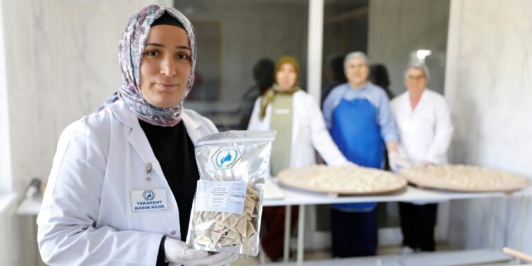 sadece-5-kadin-tek-tek-elleriyle-yapiyor-gunde-30-kilo-uretip-avrupaya-satiyorlar-uaer2C4m