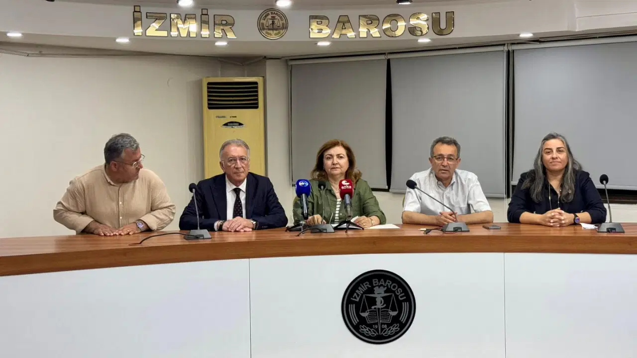 İzmir Barosu’na Yönelik Soruşturma Protesto Edildi