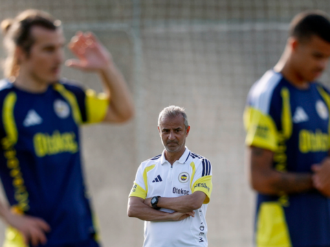 Fenerbahcede kadrodaki kalabalik ismail kartali olumsuz etkiliyor adim atacak yer yok B9kUmV7x