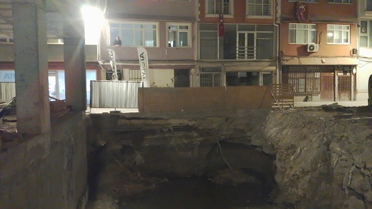 Insaatin temeli bir anda kaydi koca sokak trafige kapatildi neTFHRIi